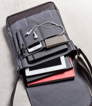 Load image into Gallery viewer, Met Plum